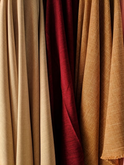 棕色织物旁边的棕色和红色织物